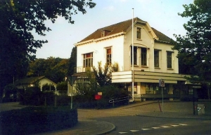 F5902 Villa Crol Zutphenseweg als postkantoor gesloten
